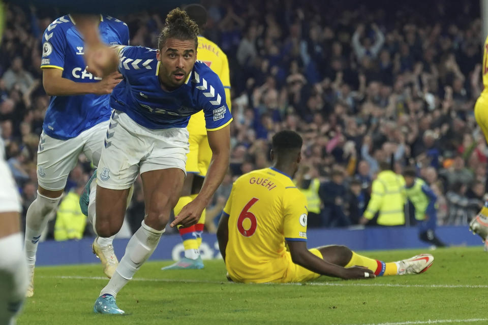 Dominic Calvert-Lewin celebra tras anotar un gol para Everton ante Crystal Palace en la Liga Premier, el jueves 19 de mayo de 2022. (AP Foto/Jon Super)