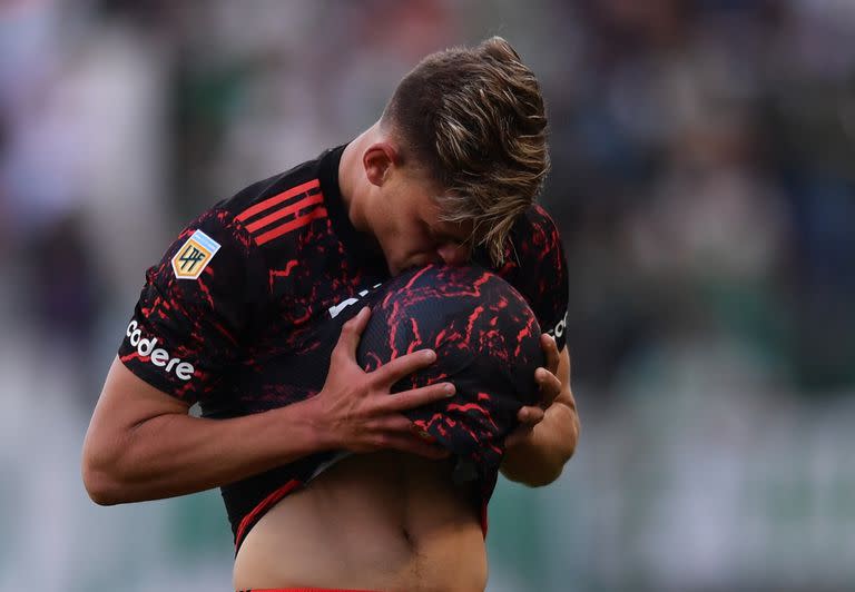 Federico Girotti besa la pelota; armó la jugada que finalizó en gol en contra de Gustavo Canto (Banfield) y el triunfo de River por 1-0; el Millonario viene con una racha de cuatro triunfos seguidos fuera del Monumental