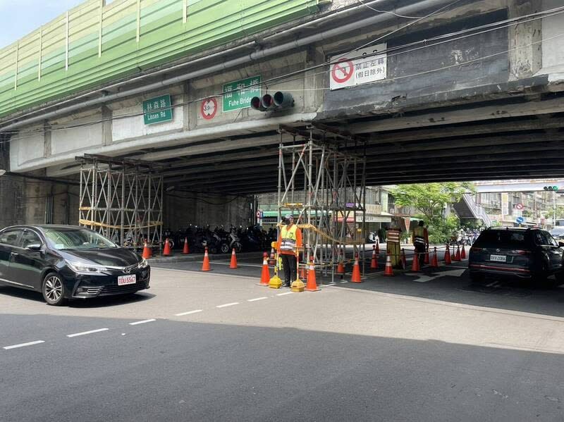 福和橋跨越環河東路3段主梁遭超高車輛撞擊毀損。工務局提供
