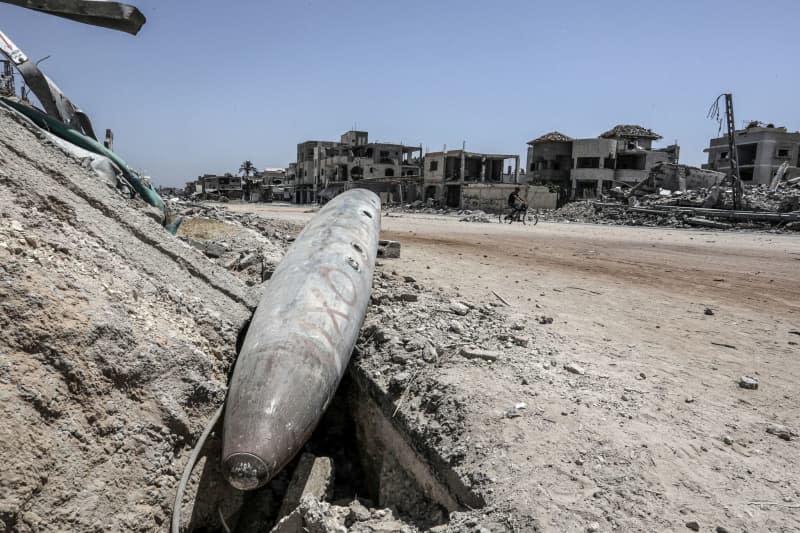 An overview of the destruction caused by the Israeli army in the Al-Qarara neighbourhood. Abed Rahim Khatib/dpa