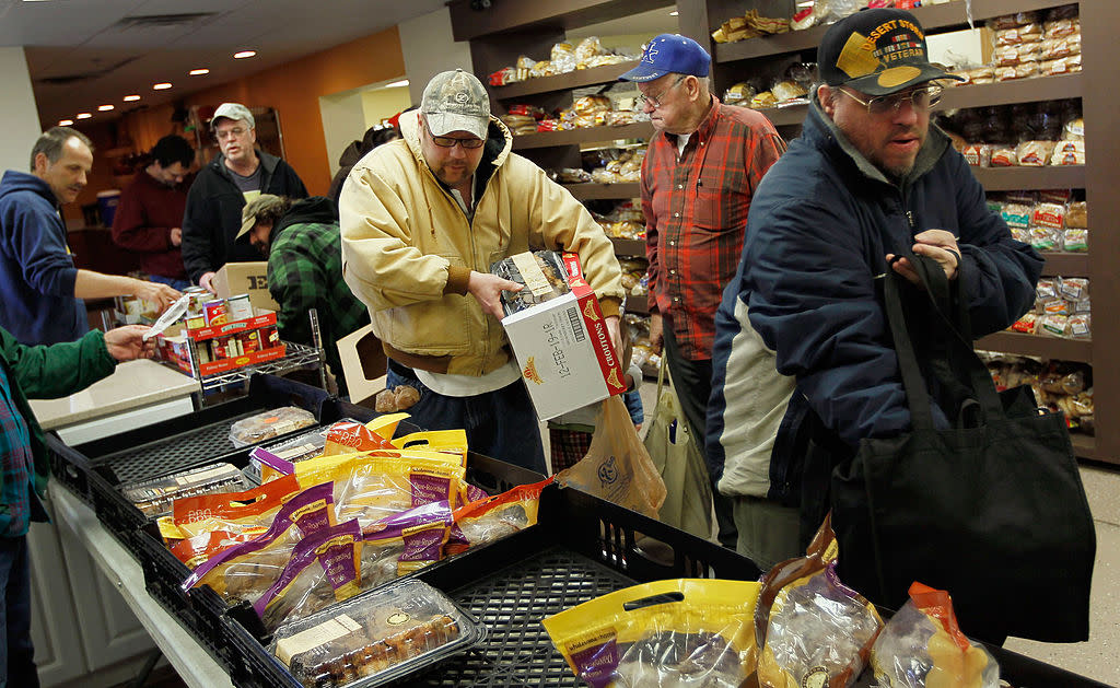 People pick up food from the Sugartree Ministry food bank. (Photo by Joe Raedle/Getty Images)