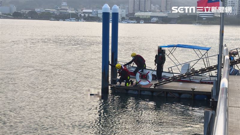 消防人員在岸邊將遺體打撈上岸。（圖／翻攝畫面）