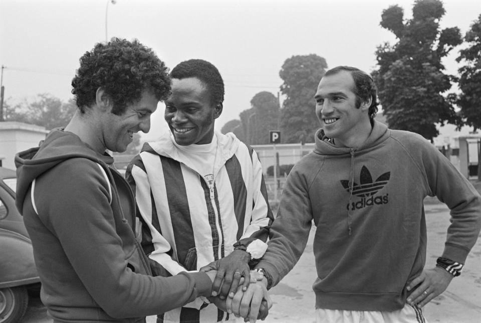 <p>Mustapha Dahleb, François M’Pelé et Carlos Bianchi forment le trident offensif du Paris Saint-Germain en cette saison 1977-1978. Le 8 janvier, au Parc des Princes, les deux premiers sont les grands bâtisseurs de la victoire 5-1 du PSG face à l’Olympique de Marseille : un but pour Dahleb, deux pour M’Pelé. En ces temps-là où la rivalité entre les deux clubs n’existe pas encore, les Marseillais subissent leur plus lourde défaite face au PSG, dans un match qu’on n’appelle pas encore “Classico”…</p>