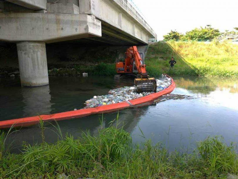 環保署補助由縣府在主要河川溪流出海口前，設置多道攔汙索，圖為吉安溪。（圖／中國時報王志偉攝影）