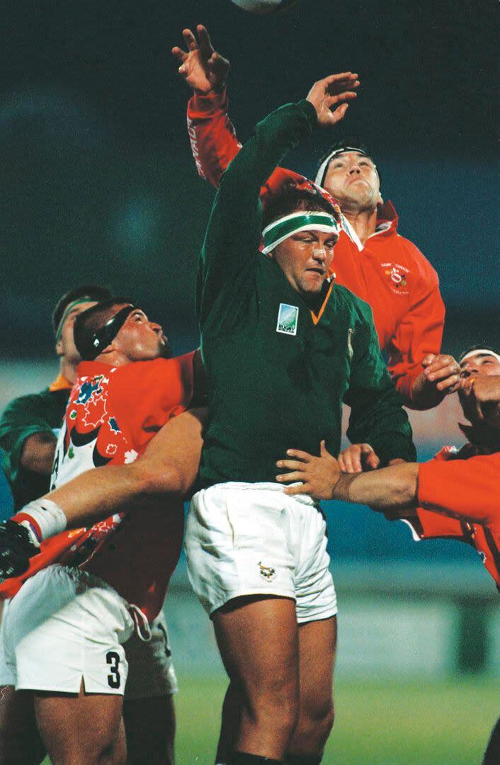 Strydom en acción contra Canadá durante el Mundial de rugby 1995