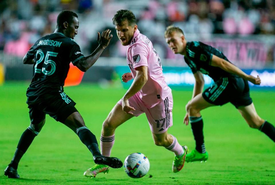 El centrocampista de Inter Miami, Indiana Vassilev (17), intenta superar al defensa del Charlotte FC Harrison Afful (25) durante la primera parte de su partido de fútbol de MLS en DRV PNK Stadium el sábado 16 de julio de 2022 en Fort Lauderdale, la Florida.