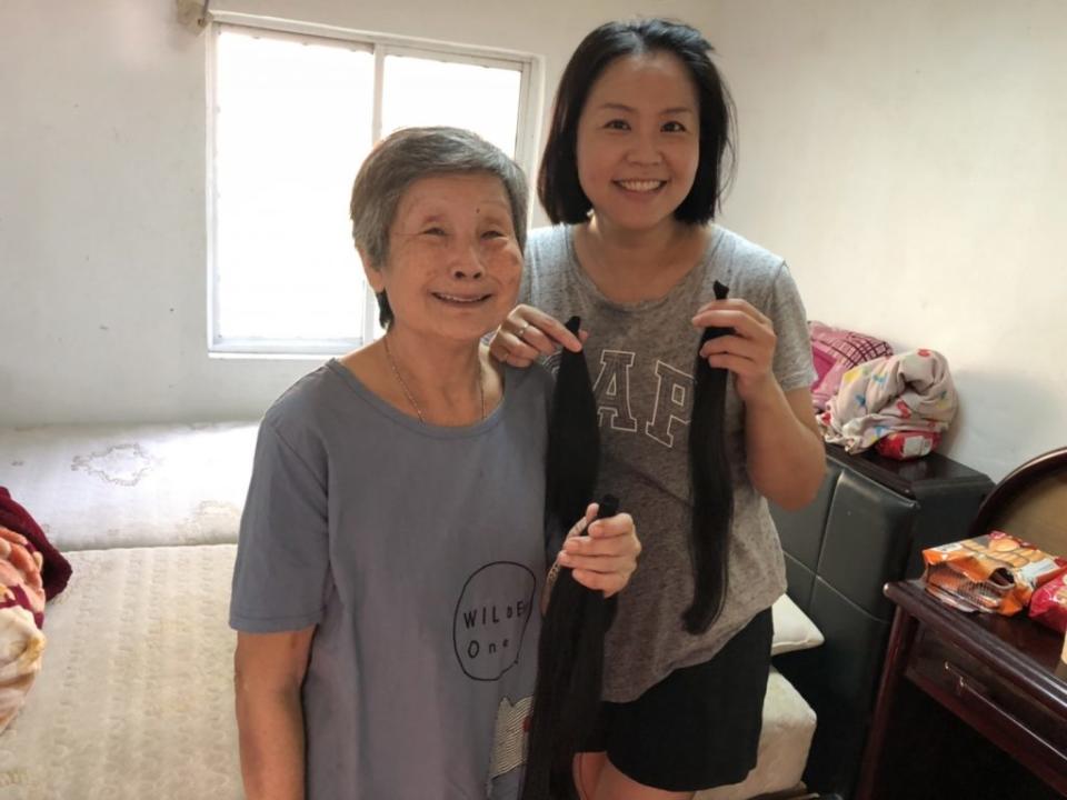 感念醫護救治母親，護理部主任解旻容捐長髮給癌友。（記者葉蒼秀攝）