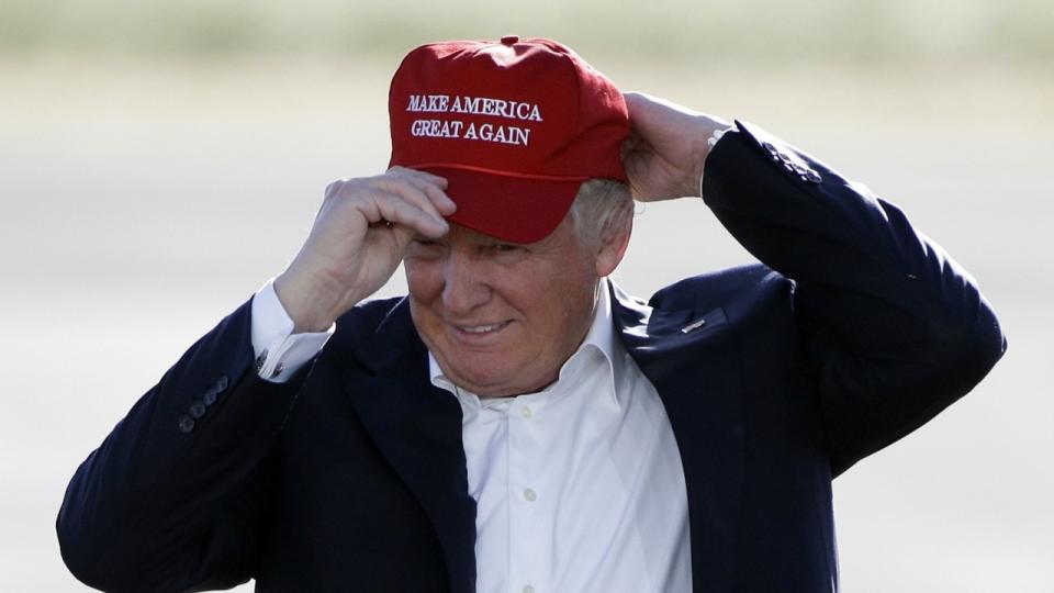 Las gorras Make America Great Again podrían encarecerse por las tarifas de Trump a China. Foto: AP