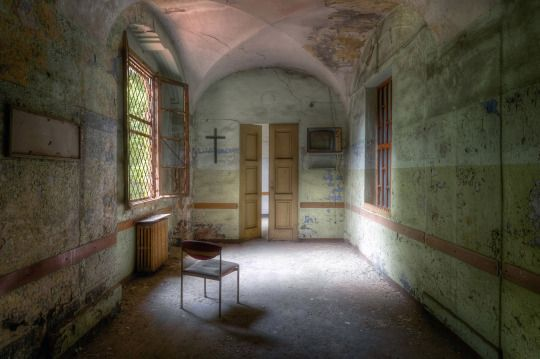 <p>Esta capilla de un asilo abandonado está comenzando a venirse abajo (Roman Robroek / <i>Caters News</i>).</p>