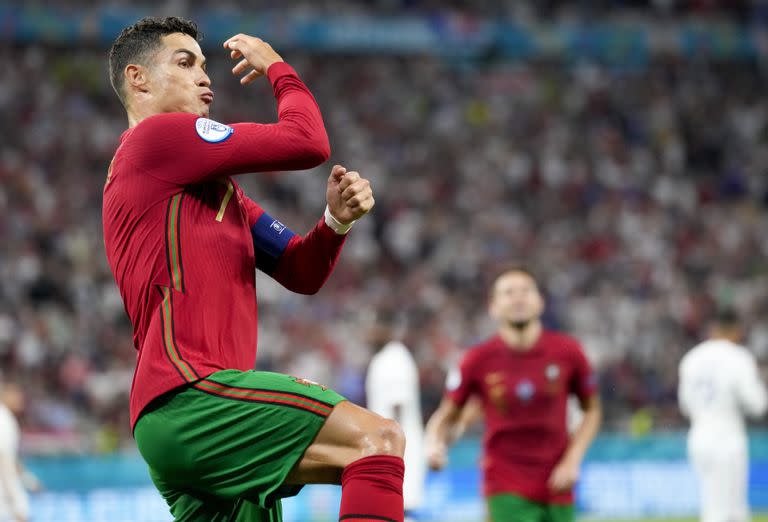 El portugués Cristiano Ronaldo celebra después de anotar el primer gol de su equipo desde el punto de penal durante el partido del grupo F de la Euro 2020 entre Portugal y Francia en el Puskas Arena, Budapest, Hungría.