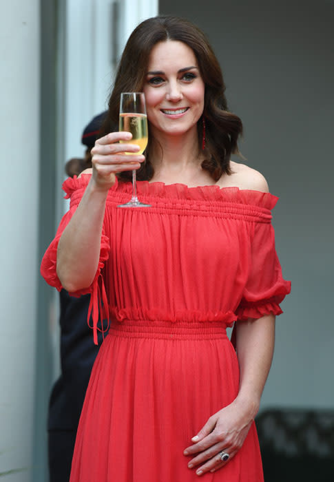 Kate-Middleton-champagne