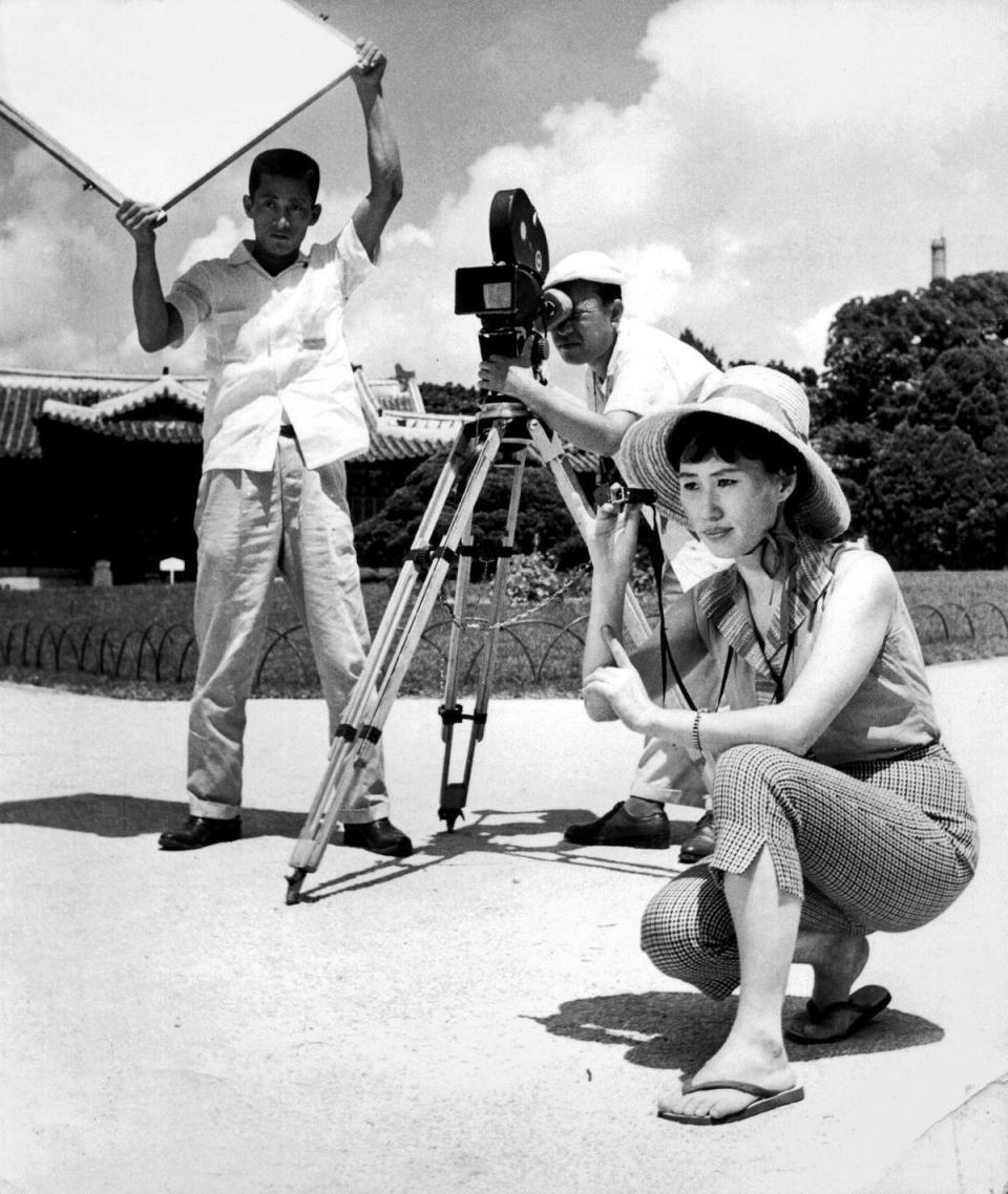 韓國電影史上第二位女性導演洪恩遠（右）過去曾擔任編劇、助導，拍片時卻因性別頻頻受阻。（翻攝自Daum Movie）