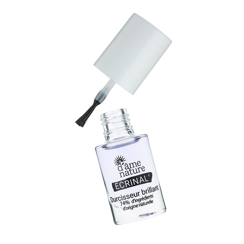 <p><strong>Transparent</strong> </p> <p>A base d’actifs végétaux et de nutriments essentiels, il renforce les ongles fatigués. <em>Durcisseur Brillant, D’Ame Nature, Ecrinal, 7,90 € les 5 ml.</em></p>