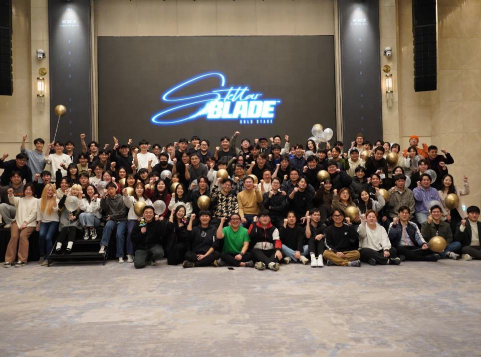 Trabajadores de SHIFT UP celebran el inminente lanzamiento de Stellar Blade