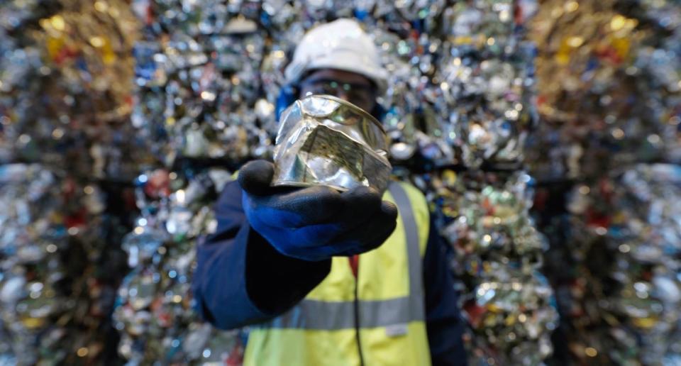 Aunque ahorremos espacio en la basura luego se pueden colar en la cadena de otros materiales como el papel o el plástico. (Créditos: Getty Images)