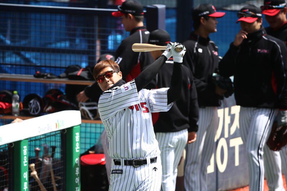 SEOUL, SOUTH KOREA - APRIL 21: (EDITORIAL USE ONLY) LG Twins team players practice ahead of the preseason game between LG Twins and Doosan Bears at Jamsil Baseball Stadium on April 21, 2020 in Seoul, South Korea. The Korea Baseball Organization (KBO) open a preseason games Tuesday, with its 10 clubs scheduled to play four games each through April 27. The Korea Baseball Organization (KBO) announced Tuesday that the 2020 regular season, postponed from its March 28 start date due to the coronavirus outbreak, will begin May 5.  (Photo by Chung Sung-Jun/Getty Images)