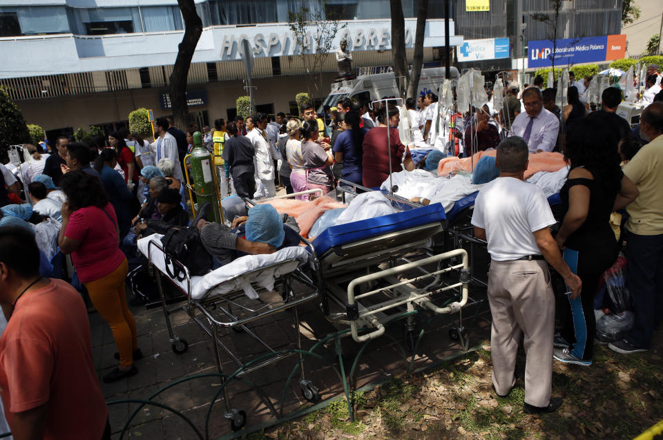 <p>Pacientes de un hospital evacuado tras el terremoto. (AP Photo/Rebecca Blackwell) </p>