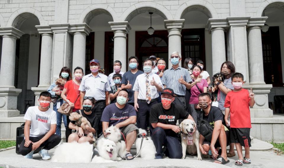 台灣基進黨立委陳柏惟11日與獸醫師在烏日「聚奎居」舉辦狂犬病疫苗接種活動。(陳柏惟辦公室提供)