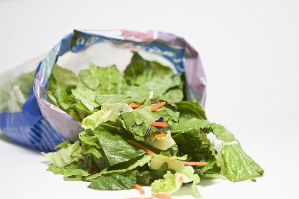 S’il y a du « jus » de salade, il faut la jeter. <a href="https://www.shutterstock.com/image-photo/open-bag-salad-lettuce-carrots-white-528025258" rel="nofollow noopener" target="_blank" data-ylk="slk:(Shutterstock);elm:context_link;itc:0;sec:content-canvas" class="link ">(Shutterstock)</a>