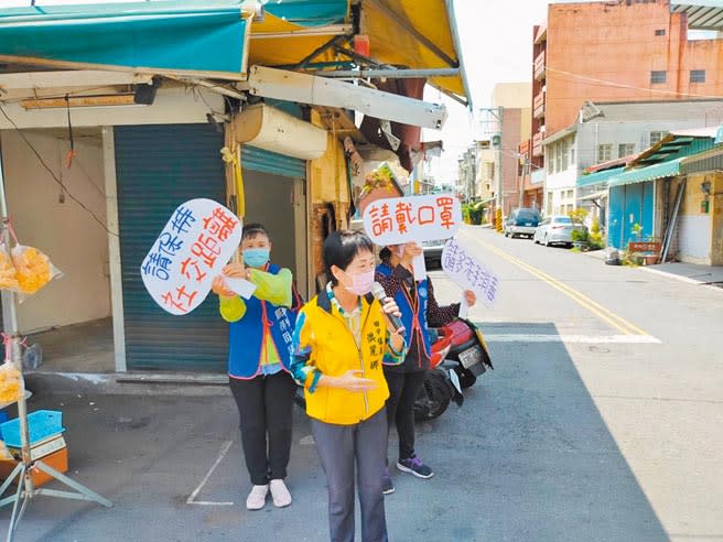 彰化縣田中鎮公所成立「口罩糾察宣導隊」，在人潮較多地方進行宣導希望民眾配合，避免疫情擴散。（吳建輝攝）