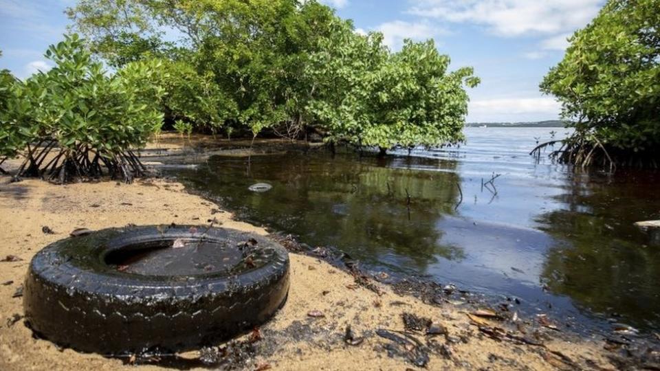 Se cree que hasta el momento se han filtrado al menos 1.000 toneladas de petróleo del buque.