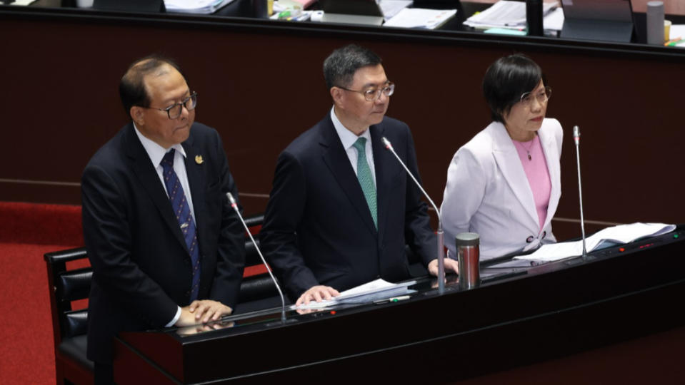 左起人事長蘇俊榮、行政院長卓榮泰、內政部長劉世芳。陳品佑攝