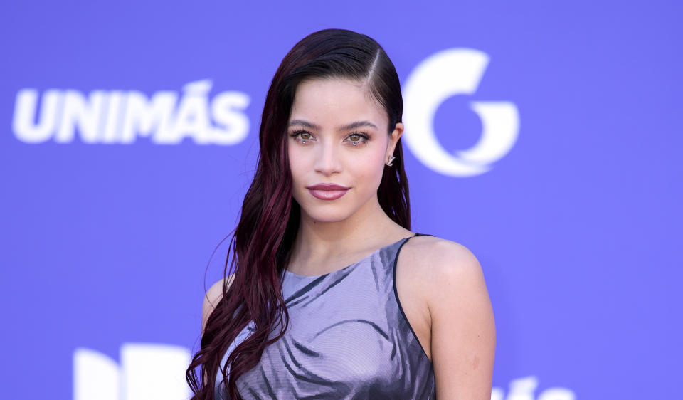 ARCHIVO - Emilia llega a los Latin American Music Awards el 20 de abril de 2023 en la arena MGM Grand Garden en Las Vegas. Emilia lanzó la canción “No_Se_Ve.mp3” con la estrella brasileña Ludmilla el 3 de mayo. (Foto AP/John Locher, archivo)