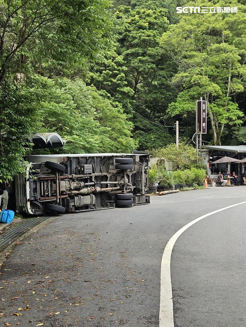 貨車側翻在公車站前。（圖／翻攝畫面）