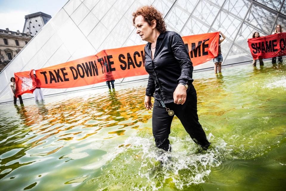 devant le musee du louvre, pendant une action symbolique de militants de pain prescription addiction intervention now et de sa porte parole la photographe nan goldin, contre les opioides aux etats unis, dont la famille sockler et son entreprise purdue pharma sont responsables douze salles du musee du louvre portent le nom sackler, suite a un don de 10 millions de francs en 1997