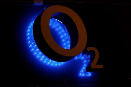 The logo of O2 Deutschland, the German daughter of Spain's Telefonica is seen at a store in Bonn, April 3, 2013. REUTERS/Wolfgang Rattay