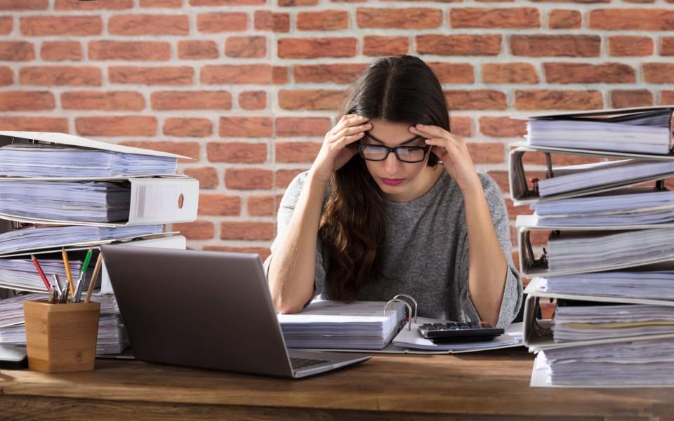 Wenn Sie glauben, mit Multitasking bekommen Sie mehr erledigt, dann irren Sie sich. Besonders, wenn man seine Konzentration auf mehrere Dinge gleichzeitig verteilt, passieren häufiger Fehler. Also nehmen Sie sich am besten immer nur eine Aufgabe vor und konzentrieren Sie sich voll und ganz auf dieses Projekt. Schließen Sie diese Aufgabe ab, bevor Sie die nächste angehen. (Bild: iStock / AndreyPopov )