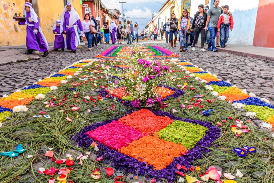 Antigua in Guatemala: Bunte Karfreitagsteppiche