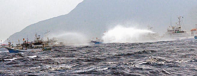 台日在海上主權爭議多。圖為2012年9月宜蘭漁民駕船抵達釣魚台12浬保釣，日本海上保安廳動員34艘以上船艦（右方）包圍阻隔，與我海巡艦艇（左方）相互噴水。（本報資料照片）