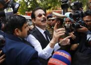 The Sahara group chairman Subrata Roy (C) arrives at the Supreme Court in New Delhi March 4, 2014. REUTERS/Anindito Mukherjee/Files