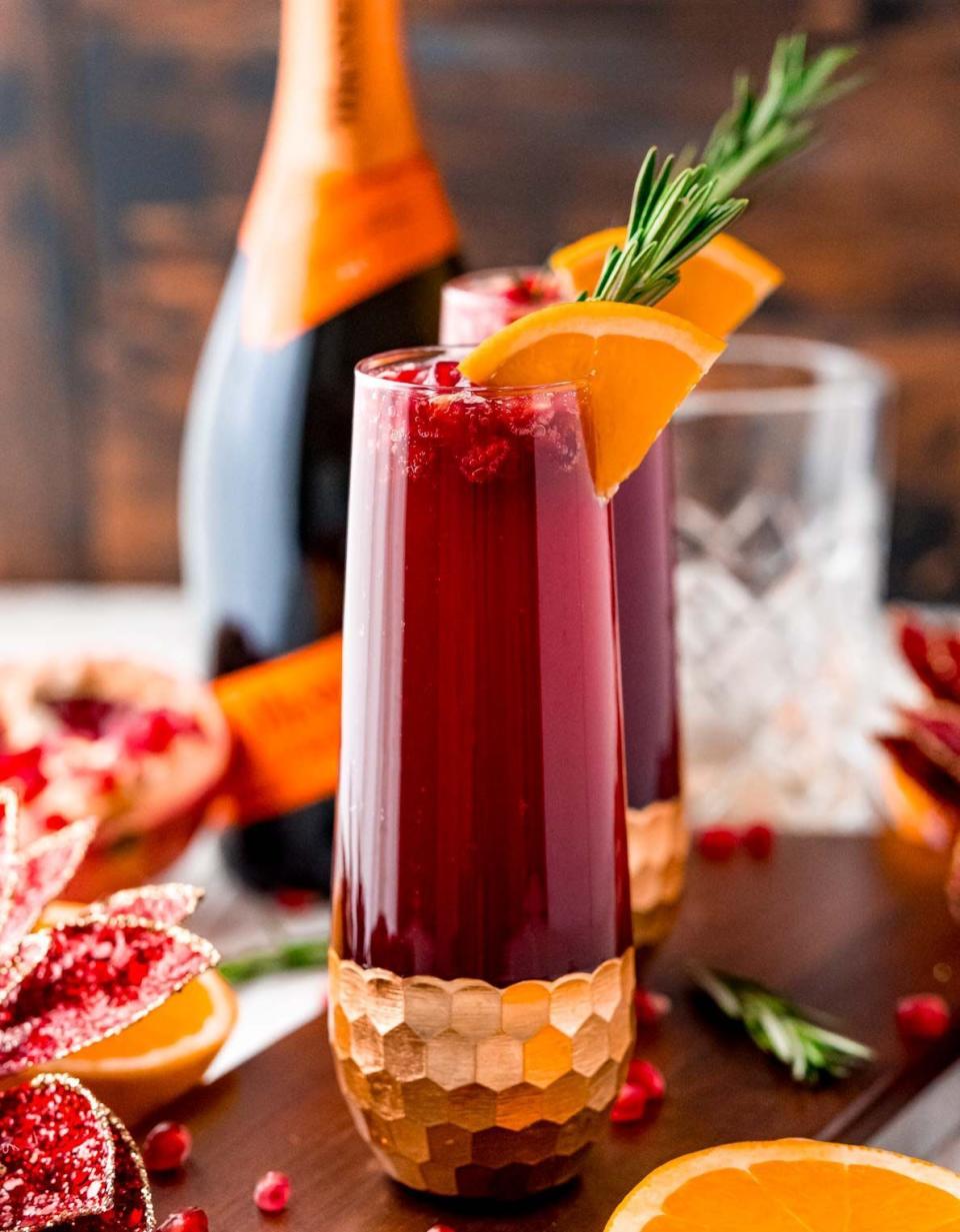 <p>Pour ajouter une touche d’exotisme à ce cocktail d’hiver, remplacez la moitié du jus d’orange par du jus de grenade.</p><p>Découvrir <a href="https://www.sugarandsoul.co/orange-pomegranate-mimosa/" rel="nofollow noopener" target="_blank" data-ylk="slk:la recette;elm:context_link;itc:0;sec:content-canvas" class="link ">la recette</a></p><br>