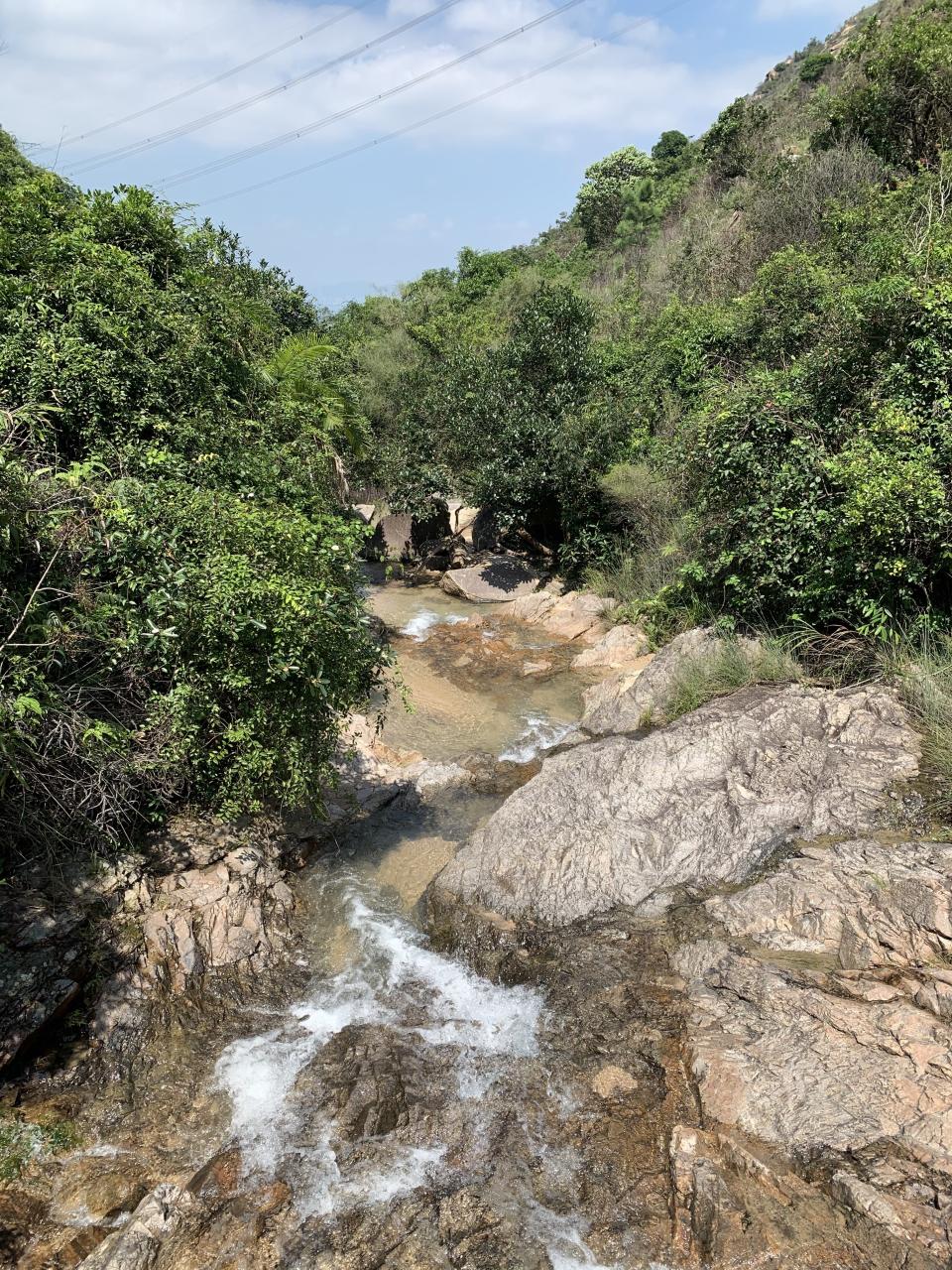 九逕山_山腳沿郊遊徑行旁邊的流水