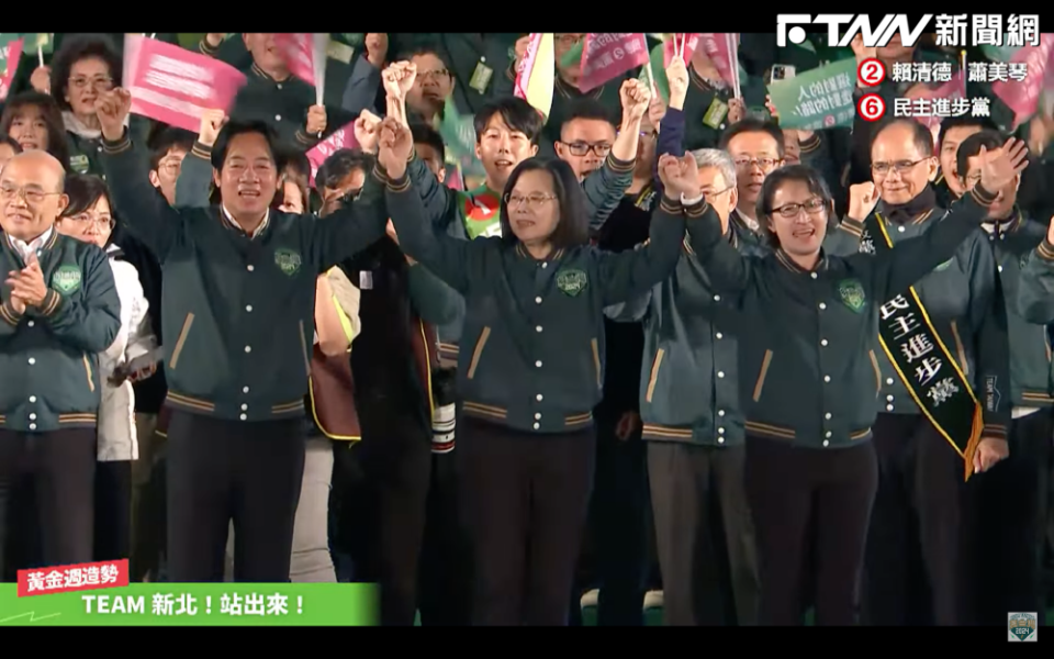 總統蔡英文拉起賴清德、蕭美琴的手高喊「凍蒜」。（圖／賴清德YouTube）