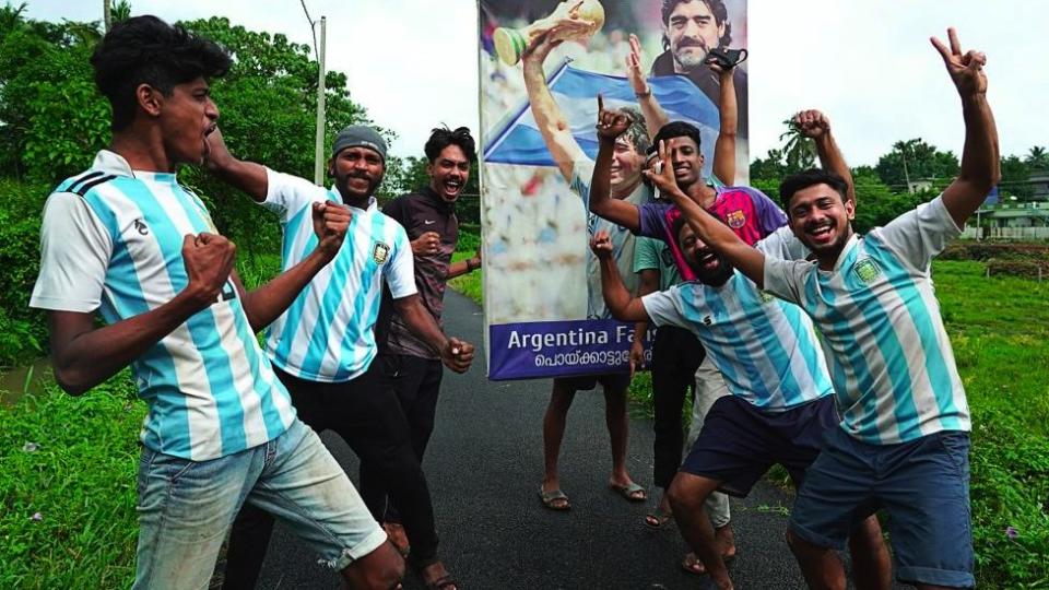 Torcedores indianos da Argentina comemorando a vitória da seleção sul-americana na Copa América de 2021, em Kerala