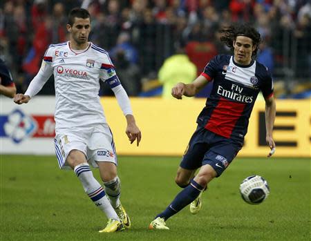 Olympique Lyon's Maxime Gonalons (L) challenges Paris St Germain's Edinson Cavani during their French League Cup final soccer match at the Stade de France stadium in Saint-Denis, near Paris, April 19, 2014. REUTERS/Benoit Tessier