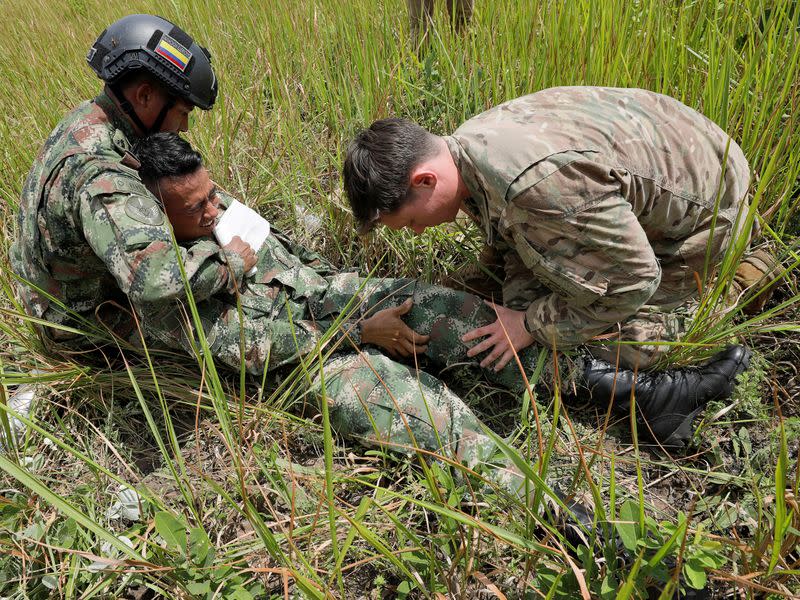 Un soldado colombiano simula estar herido durante un ejercicio militar en la base de Tolemaida, Colombia.