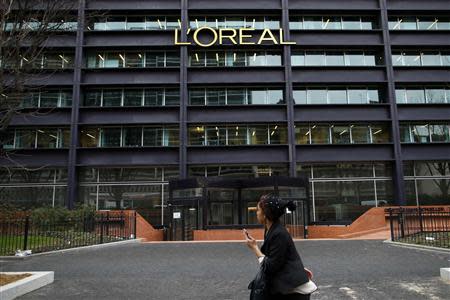 The logo of French cosmetics group L'Oreal is seen on the company's building in Clichy, near Paris February 11, 2014.REUTERS/Benoit Tessier