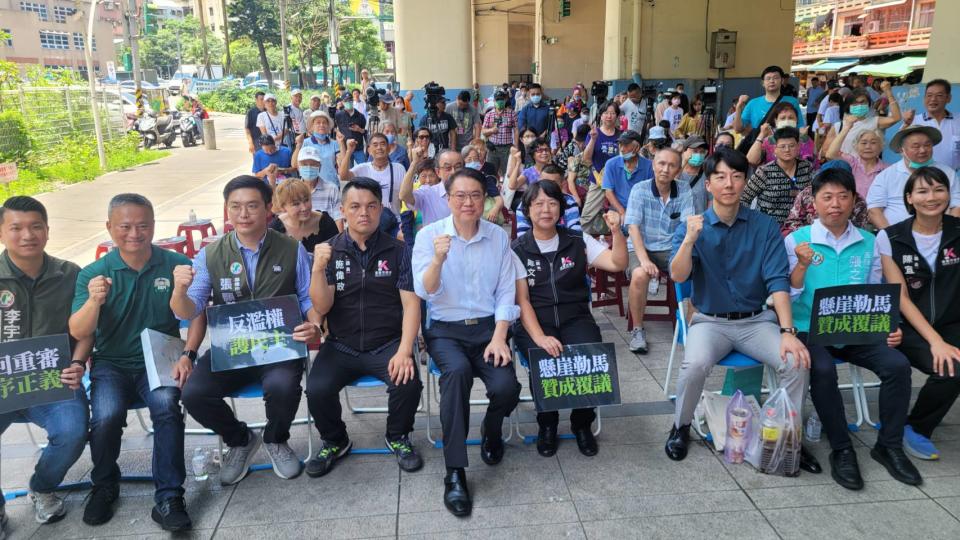 民進黨在秘書長林右昌領軍下，連二天在基隆造勢，名為反濫權宣講，實則為罷免造勢升溫。記者游明煌／攝影