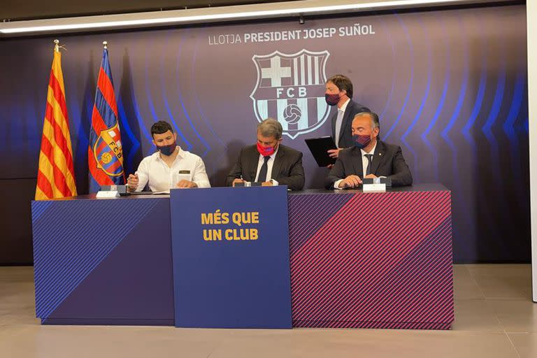 Agüero firma su contrato de dos temporadas con Barcelona