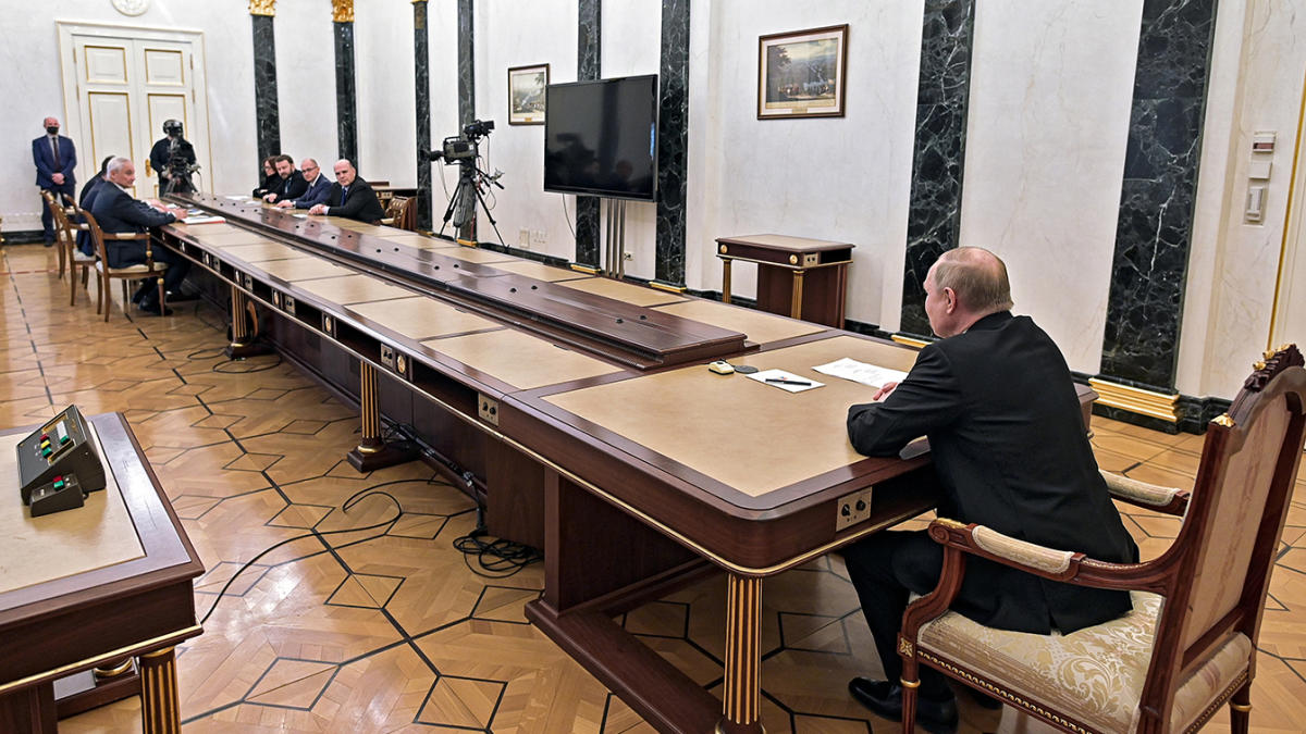 Photos: Putin keeps his distance during meetings