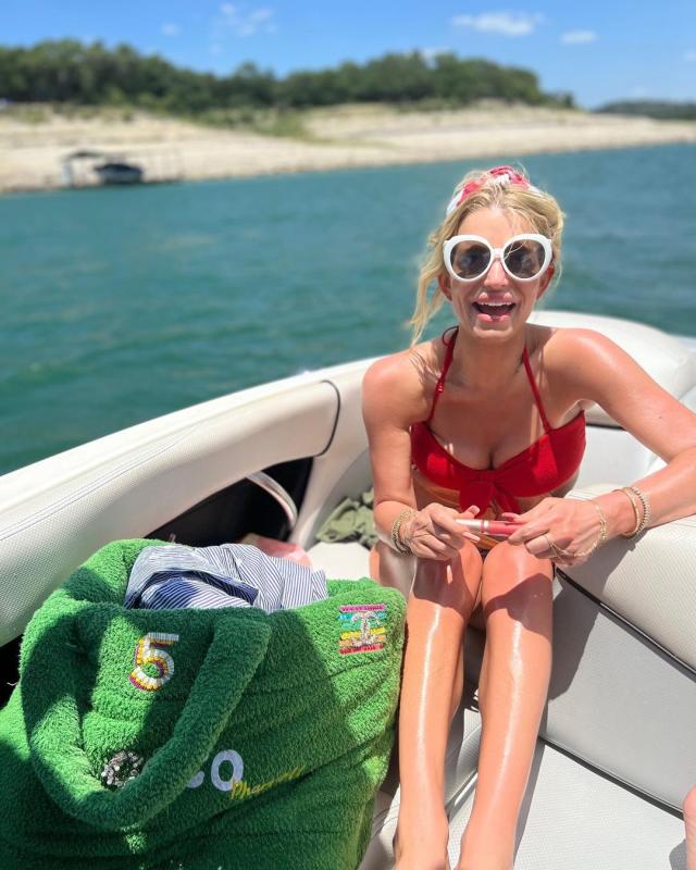 Jessica Simpson shows off curves in tiny bikini & admits she