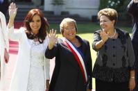 Chile's new President Michelle Bachelet (C) wave to the media with Argentina's President Cristina Fernández de Kirchner (L) and Brazil's president Dilma Rousseff after a meeting at Cerro Castillo Presidential Palace in Vina del Mar city , March 11, 2014. REUTERS/Eliseo Fernandez