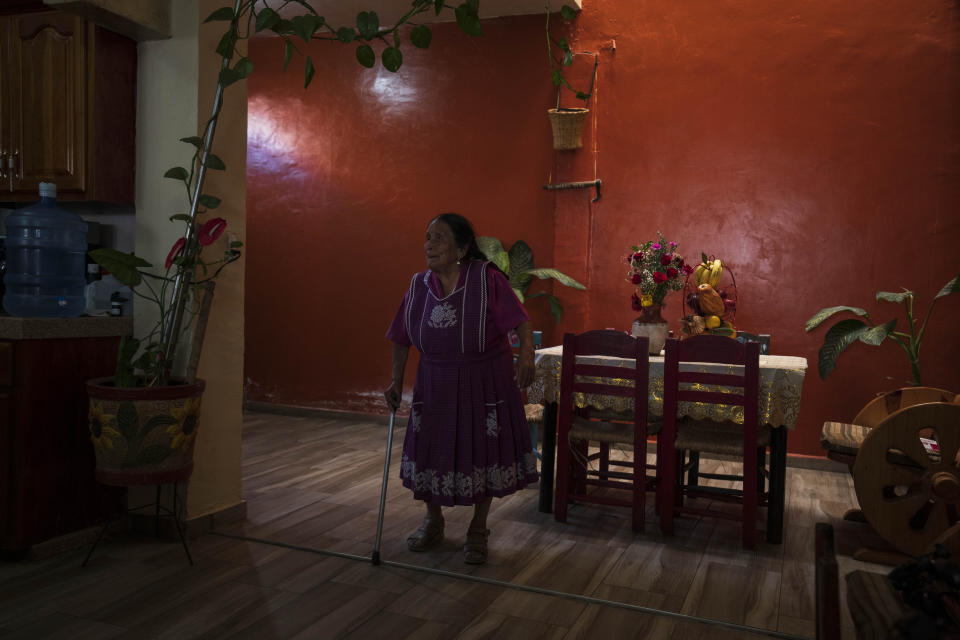 Guadalupe Ruiz, de 92 años, camina en su casa en San Juan Nuevo Parangaricutiro, México, el martes 21 de febrero de 2023. Ruiz recuerda un sonido profundo el 20 de febrero de 1943, después de semanas de pequeños temblores en la parte oeste del estado mexicano de Michoacán. Entonces, se sintió “como una creciente de agua bajo la tierra” y días más tarde “como trueno o patada de caballo” cuando comenzó a formarse el cerro del Paricutín "y alrededor caían piedras”, contó. (AP Foto/Eduardo Verdugo)