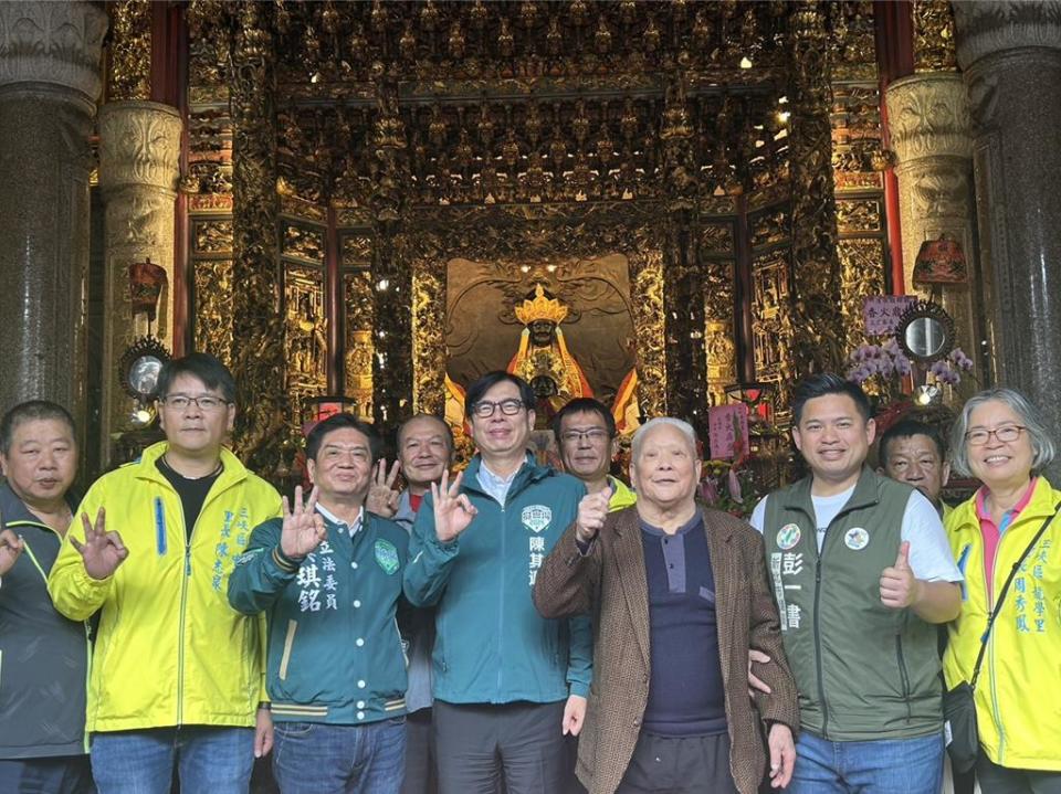 高雄市長陳其邁今日特地到新北市三峽區祖師廟上香祈福，也前來力挺新北十選區立委候選人吳琪銘。（劉瑋晴攝）