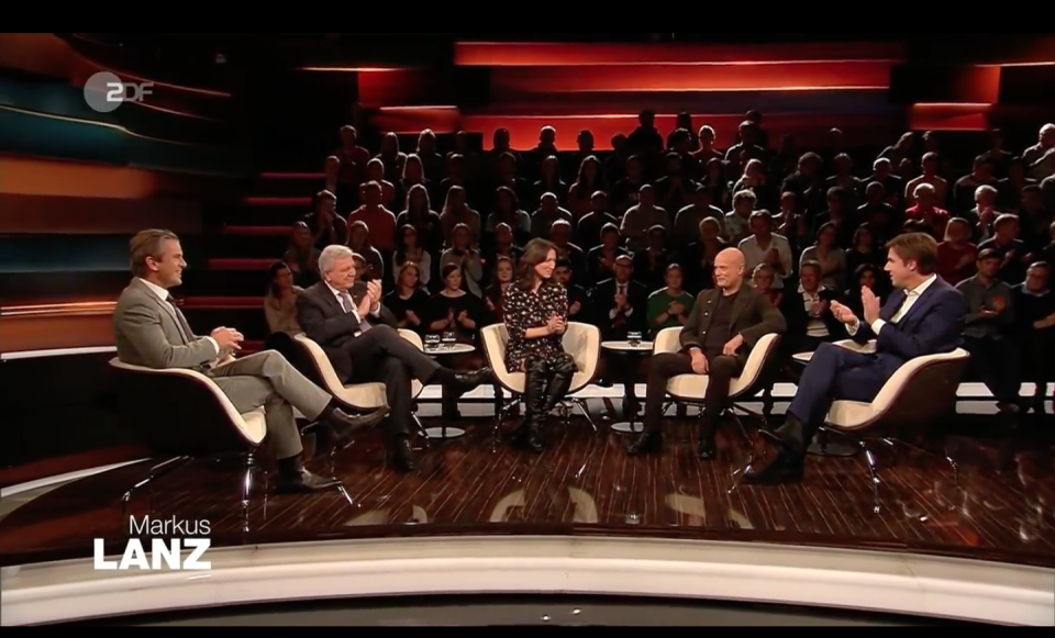 Zu Gast bei Markus Lanz waren Hessens Ministerpräsident Volker Bouffier, der Journalist Markus Feldenkirchen und die Autoren Charlotte Roche und Christian Berkel. (Bild: ZDF/Screenshot)