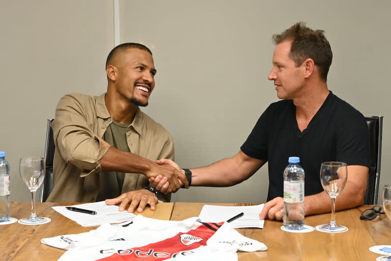 Salomón Rondón y el saludo con el presidente de River Jorge Brito